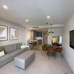 アパート Spaces Garden Oasis 3 Bedroom 2 Bath Garden シッチェス